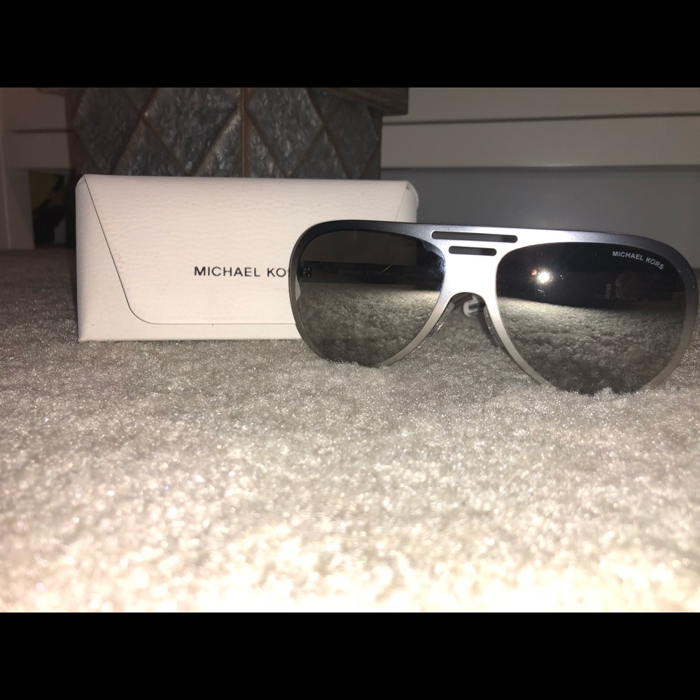 NWT- Matte Silver Mirrored Sunglasses 🕶